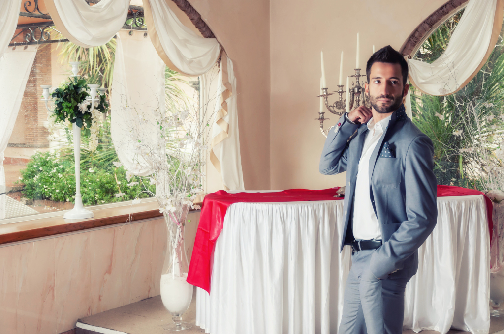 model: Alessandro Spigai photo: Giovanni Cingolani brand: Celluzzi uomo location: www.villailsogno.it